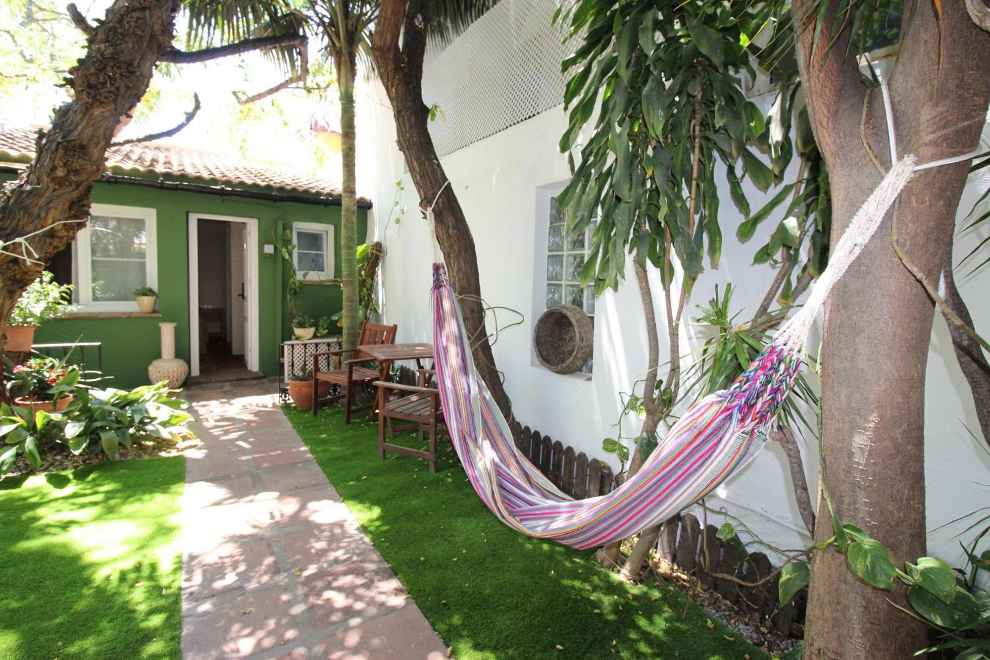 Hostal Las Acacias มาลากา ภายนอก รูปภาพ