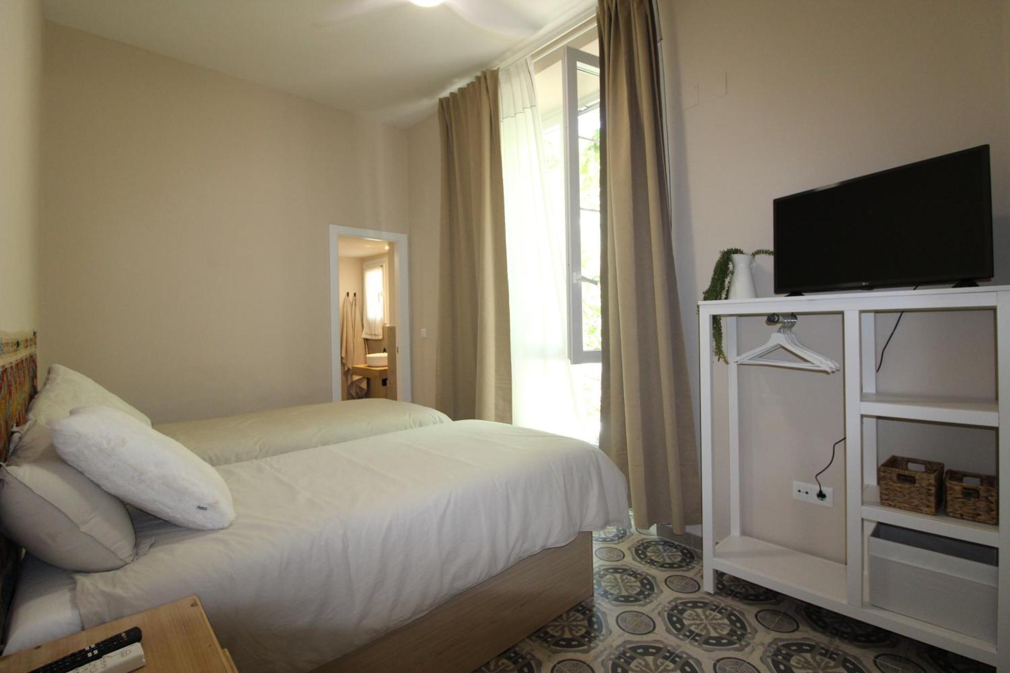 Hostal Las Acacias มาลากา ภายนอก รูปภาพ