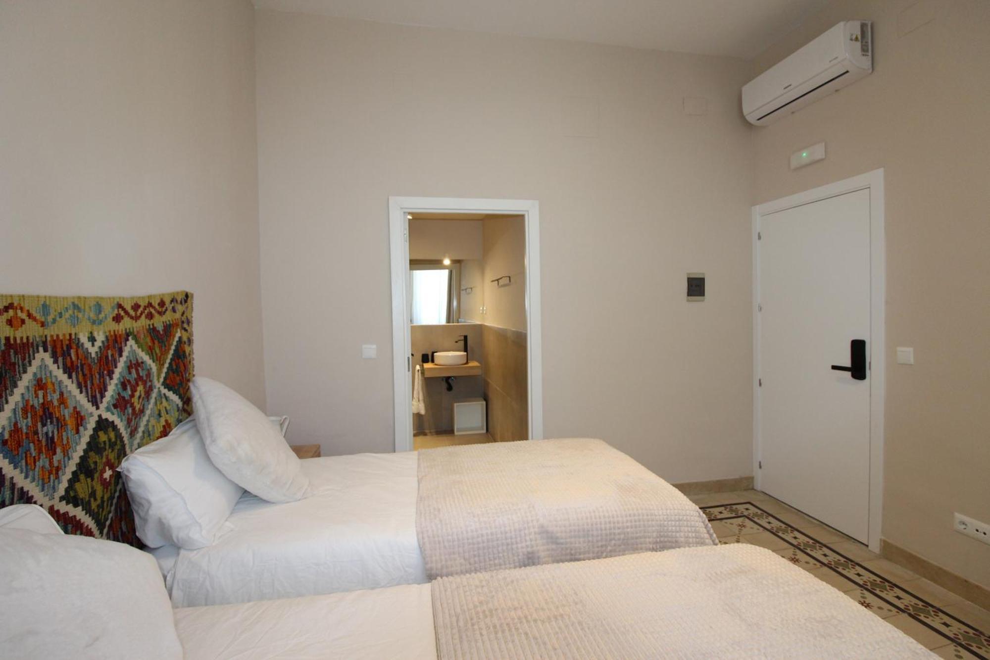 Hostal Las Acacias มาลากา ภายนอก รูปภาพ