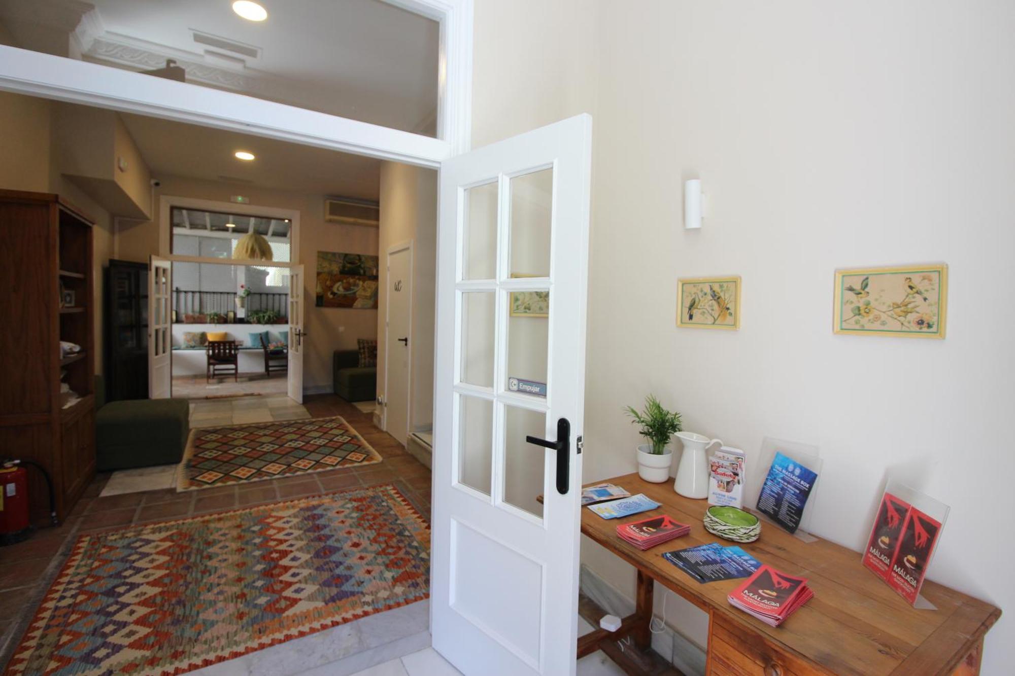 Hostal Las Acacias มาลากา ภายนอก รูปภาพ