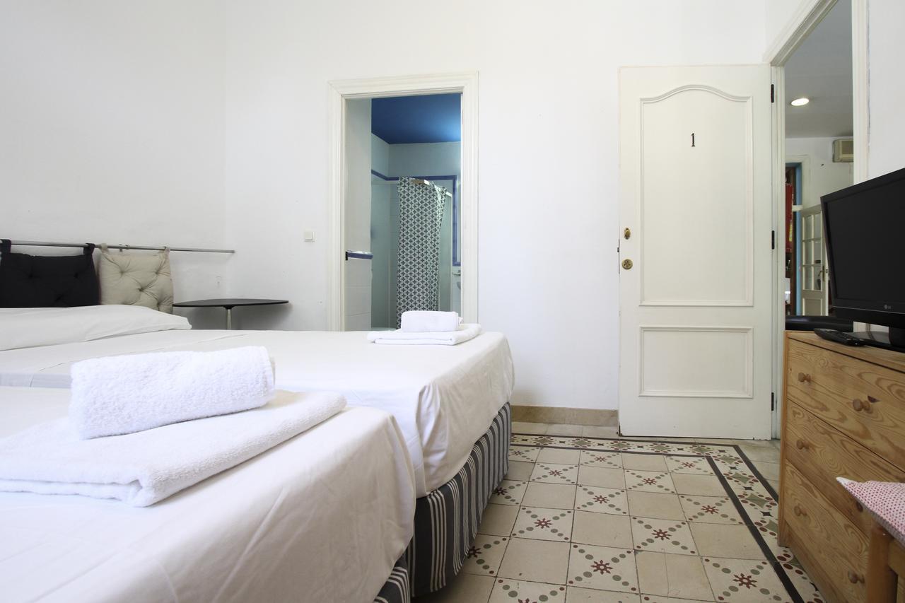 Hostal Las Acacias มาลากา ภายนอก รูปภาพ