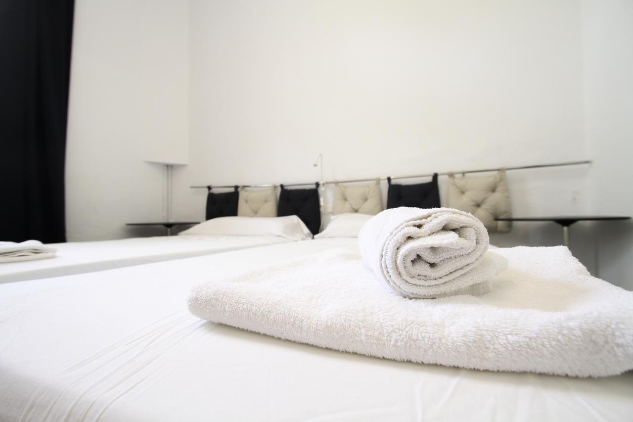 Hostal Las Acacias มาลากา ภายนอก รูปภาพ
