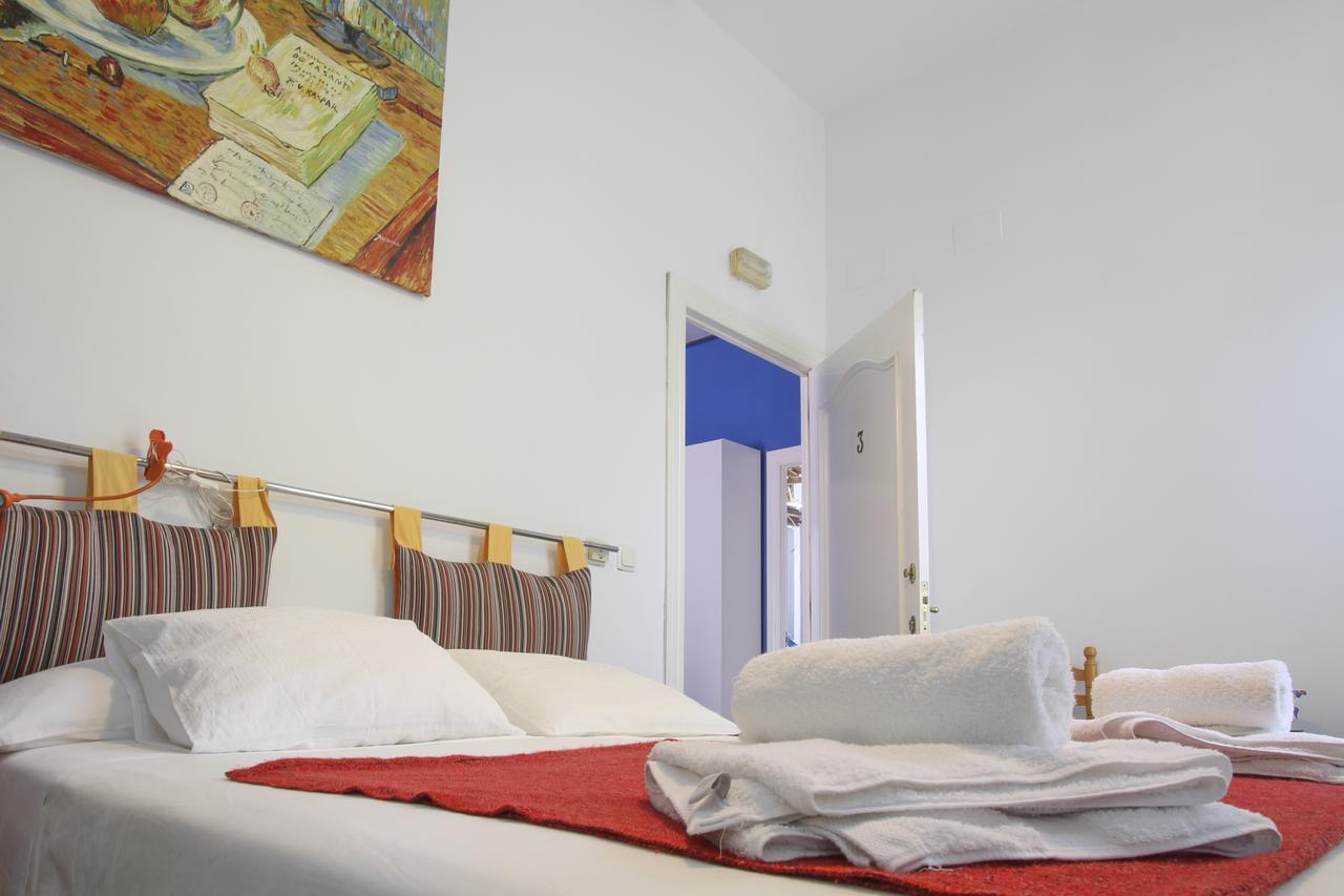 Hostal Las Acacias มาลากา ภายนอก รูปภาพ