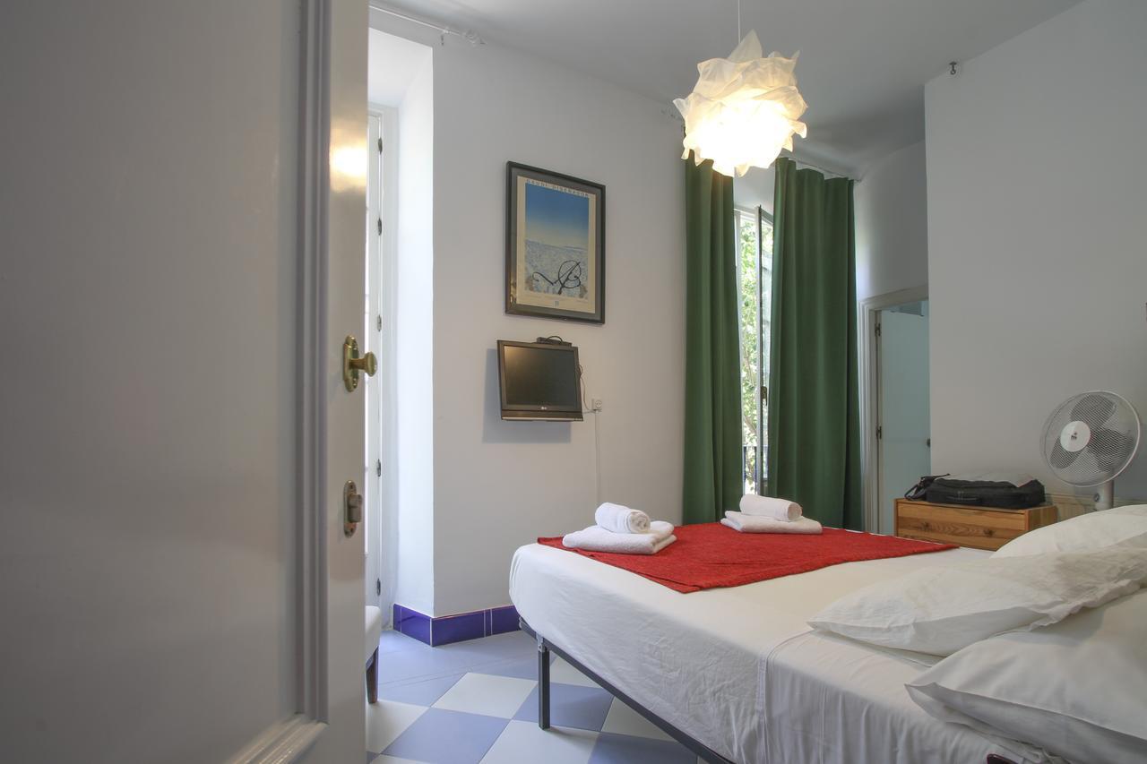 Hostal Las Acacias มาลากา ภายนอก รูปภาพ